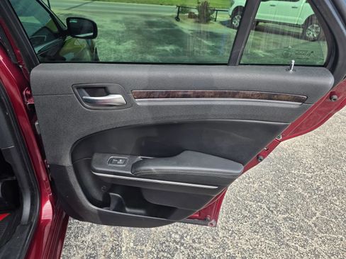 Used 2019 Chrysler 300 Limited AWD/4WD image 14