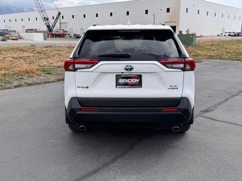 Used 2021 Toyota RAV4 XLE w/ Carpet Mat Package (TMS) image 8