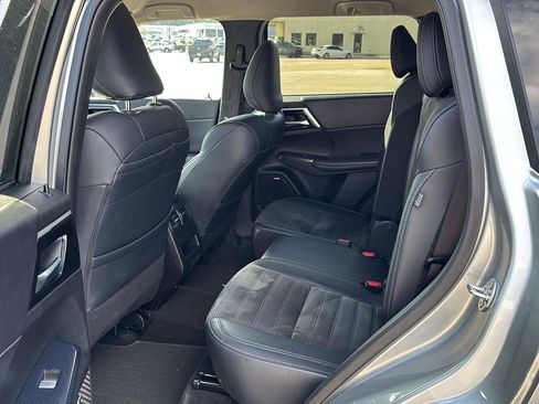 Used 2025 Mitsubishi Outlander SE image 8