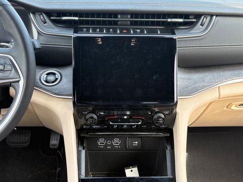 Used 2023 Jeep Grand Cherokee L Limited image 23