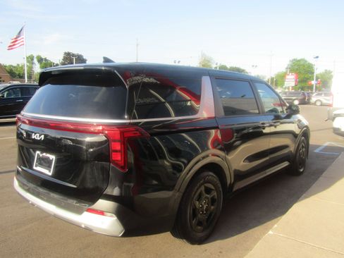Used 2025 Kia Carnival FWD image 5
