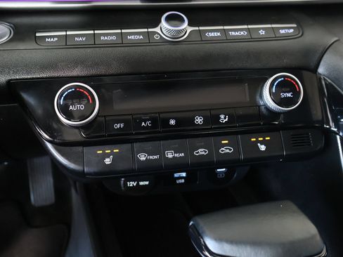 Certified 2025 Hyundai Elantra Limited FWD image 8