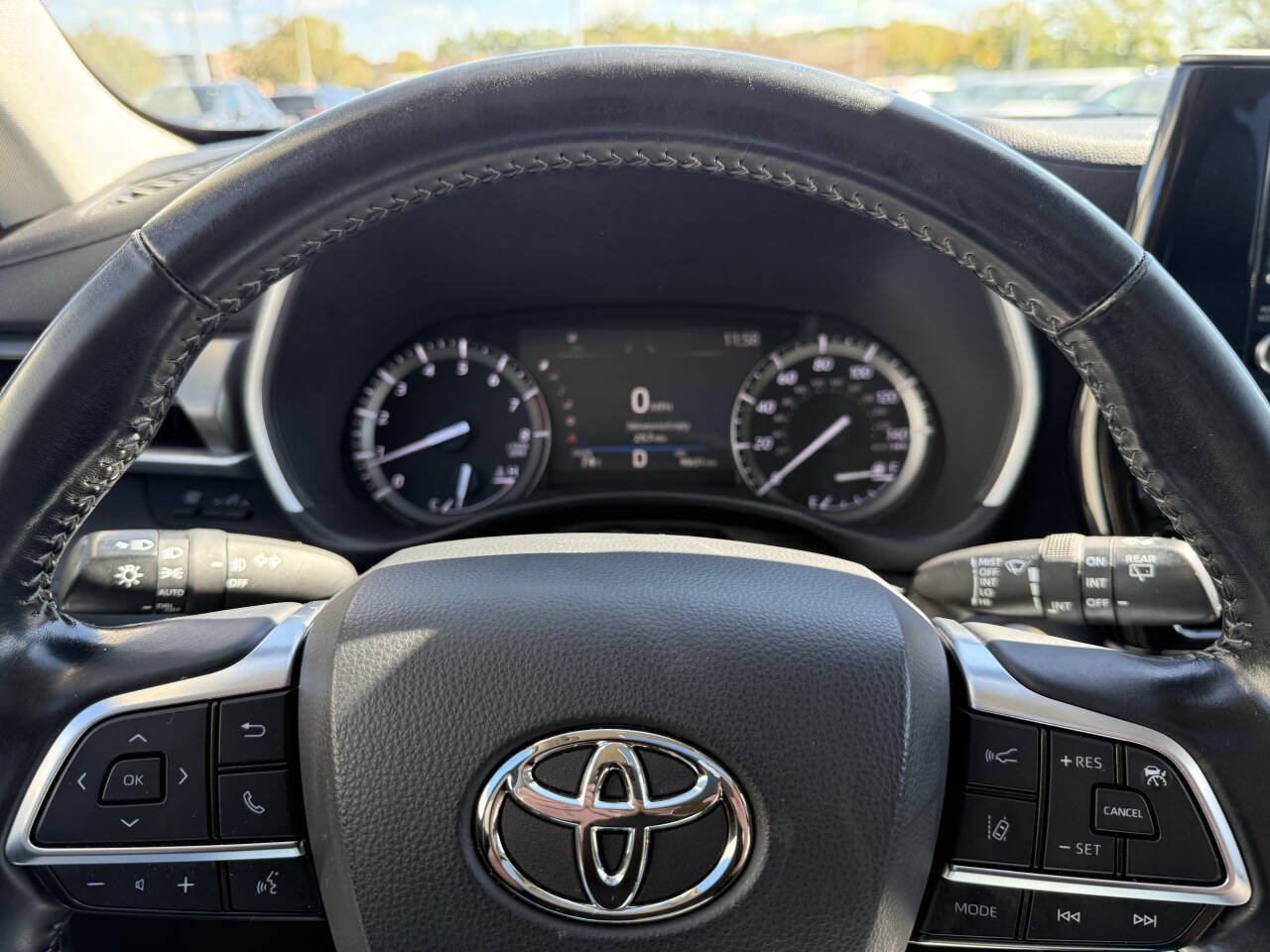 Used 2021 Toyota Highlander XLE AWD/4WD image 8