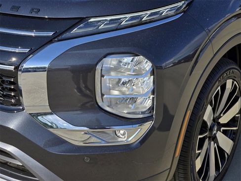 New 2025 Mitsubishi Outlander SE image 6