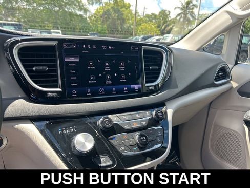 Certified 2023 Chrysler Pacifica Touring-L image 12