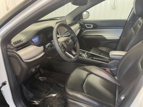 Used 2024 Jeep Compass Limited image 12