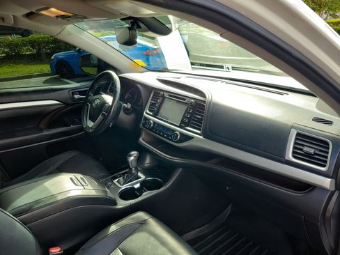 Used 2018 Toyota Highlander XLE FWD image 35