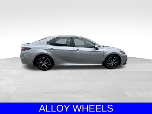Used 2024 Toyota Camry SE image 3