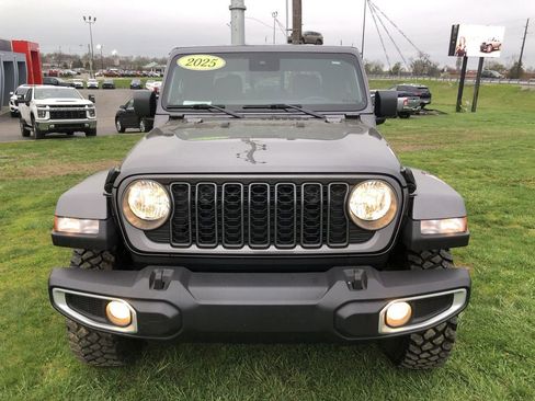 Used 2025 Jeep Gladiator Sport AWD/4WD image 16