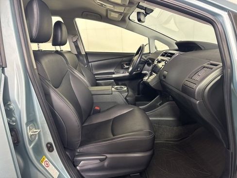 Used 2017 Toyota Prius V Four image 4