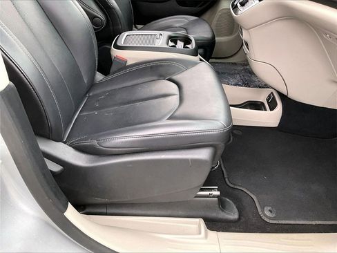 Used 2024 Chrysler Pacifica Touring-L image 35