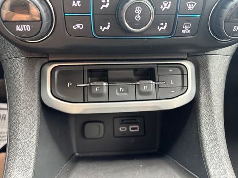 Certified 2023 GMC Acadia SLT w/ Preferred Package image 13