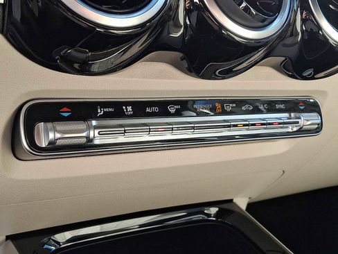 Used 2025 Mercedes-Benz GLB 250 4MATIC image 13