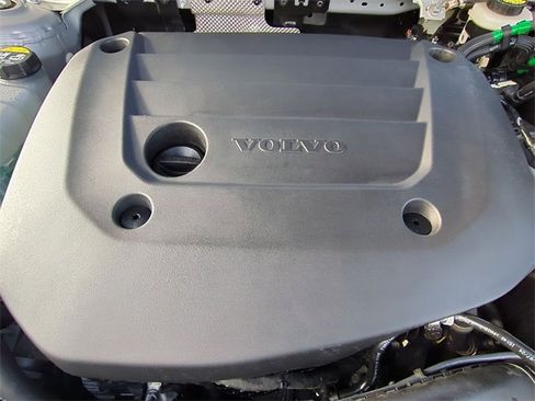 Used 2025 Volvo XC40 B5 Plus image 22