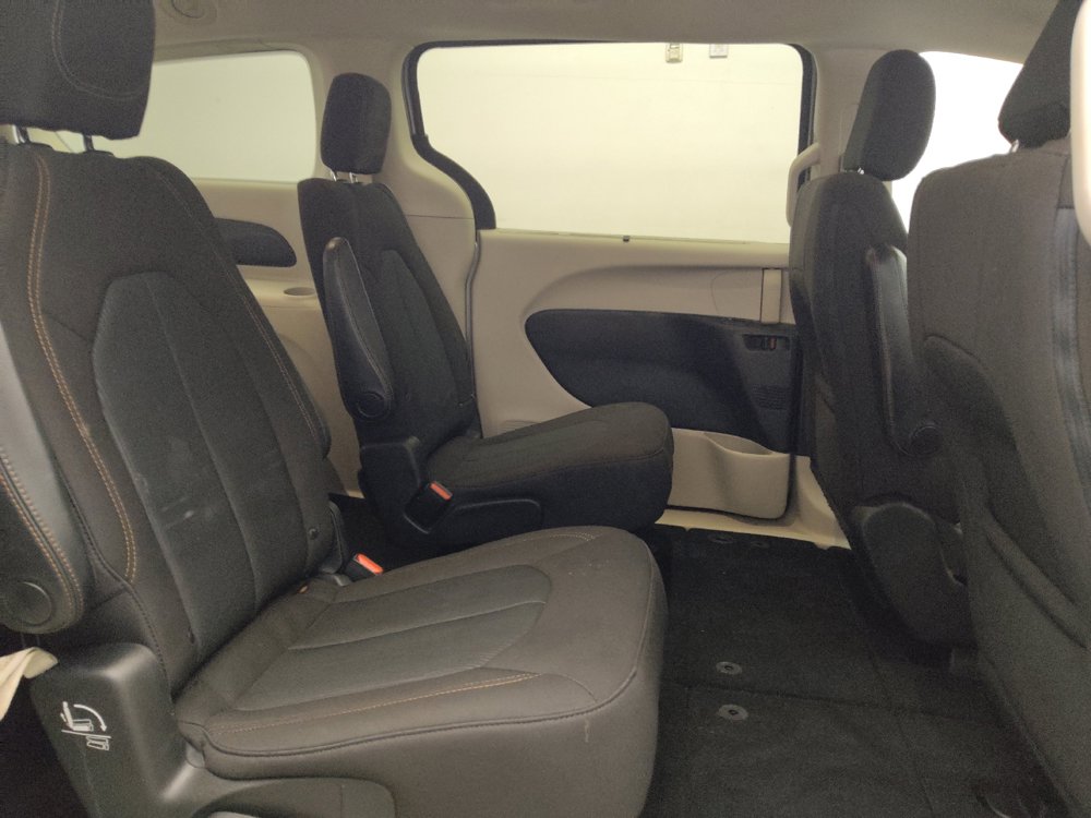 Used 2020 Chrysler Pacifica Touring FWD image 19