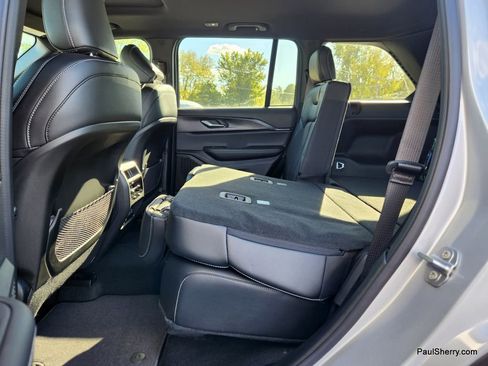 New 2025 Jeep Grand Cherokee Altitude image 51