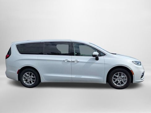 Used 2023 Chrysler Pacifica Touring-L FWD image 3
