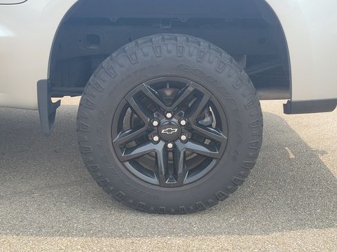 Used 2022 Chevrolet Silverado 1500 Custom Trail Boss w/ LPO, Dark Essentials Package AWD/4WD image 5