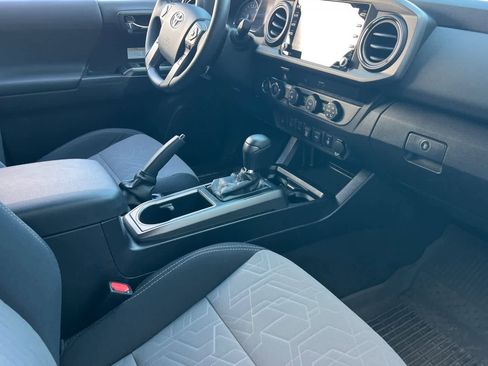 Used 2020 Toyota Tacoma TRD Off-Road w/ Technology Package image 17