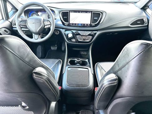 Used 2025 Chrysler Pacifica Limited FWD image 25