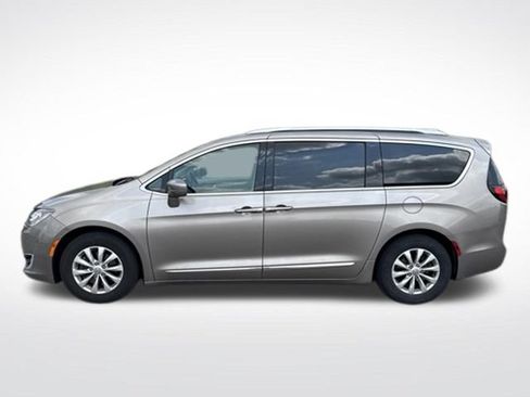 Used 2018 Chrysler Pacifica Touring-L Plus FWD image 2