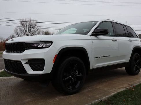 New 2025 Jeep Grand Cherokee Altitude image 6