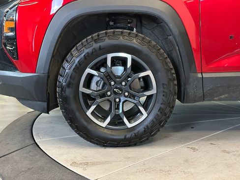 Used 2025 Chevrolet Equinox ACTIV w/ Safety and Technology Package AWD/4WD image 25