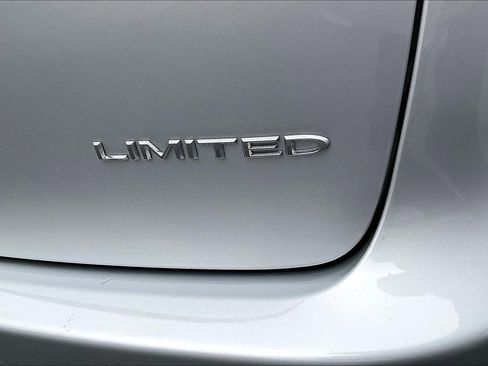 Used 2024 Chrysler Pacifica Limited FWD image 30