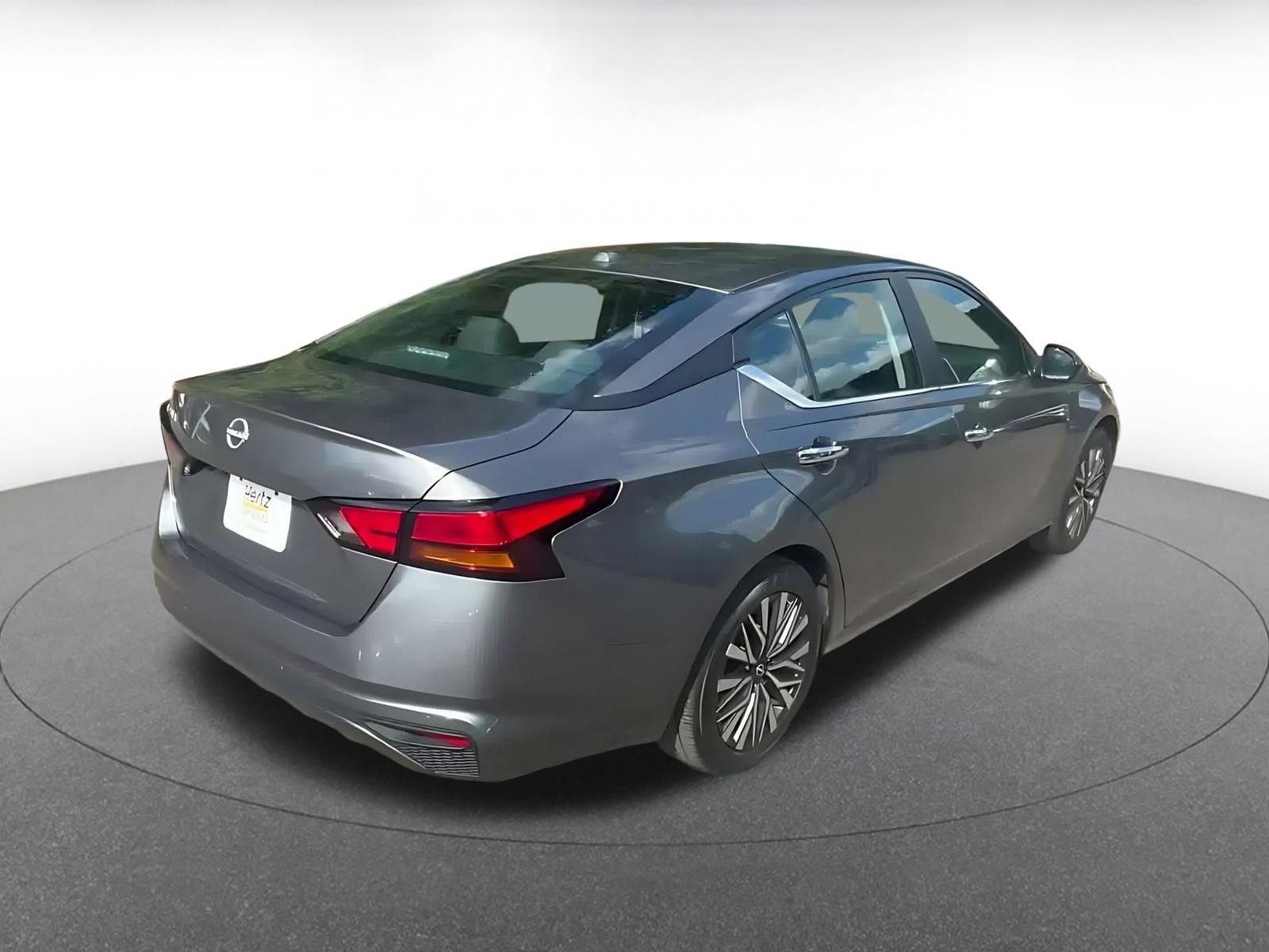 Used 2025 Nissan Altima 2.5 SV FWD image 14
