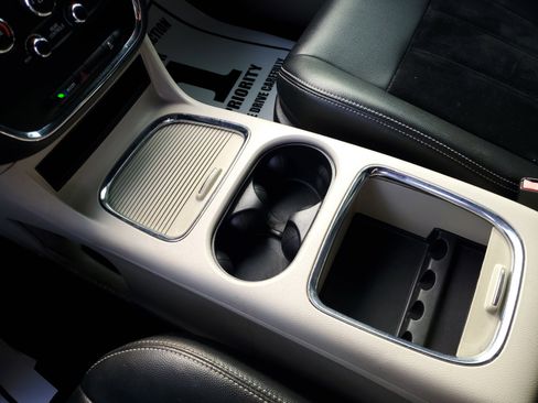 Used 2017 Dodge Grand Caravan SXT image 25