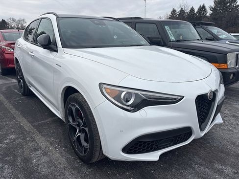 Used 2022 Alfa Romeo Stelvio Veloce image 3