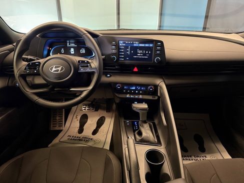 Used 2025 Hyundai Elantra Sport image 9