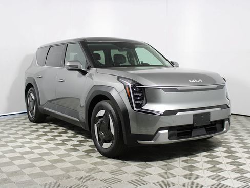 Used 2024 Kia EV9 Light RWD image 11