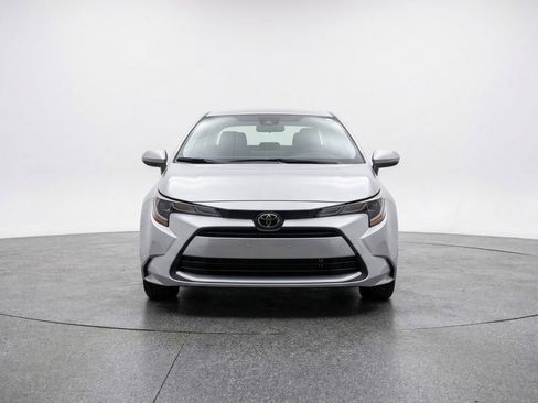 Used 2025 Toyota Corolla LE image 2