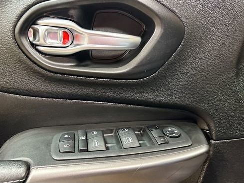 Used 2021 Jeep Cherokee Latitude Plus w/ Sun & Sound Group image 19