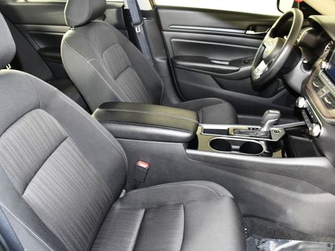 Used 2024 Nissan Altima 2.5 SV FWD image 40