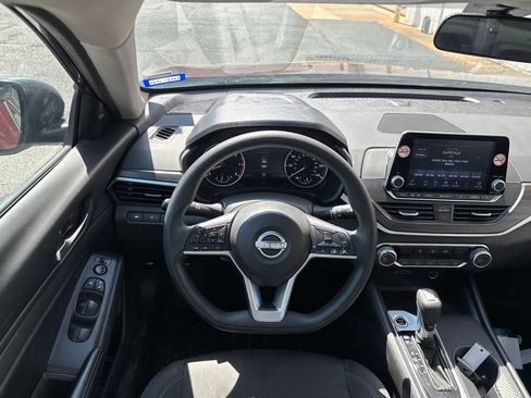 Used 2025 Nissan Altima 2.5 SV FWD image 3