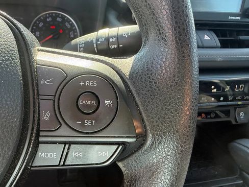Used 2021 Toyota RAV4 XLE w/ Convenience Package FWD image 17