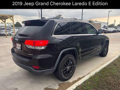 Used 2019 Jeep Grand Cherokee Laredo RWD image 2