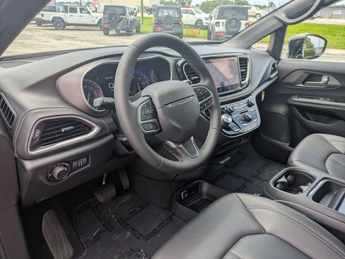 New 2027 Chrysler Pacifica Select FWD image 15