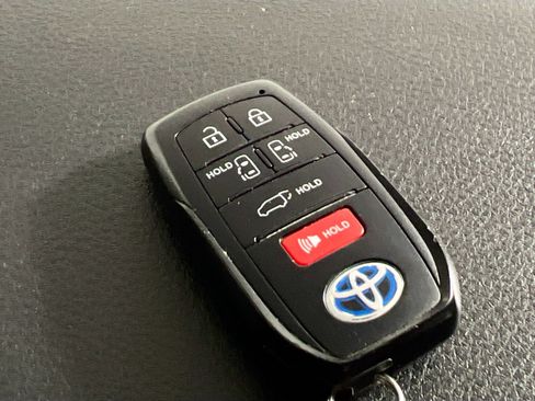Used 2023 Toyota Sienna XLE FWD image 37
