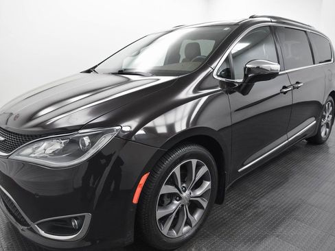 Used 2017 Chrysler Pacifica Limited image 3