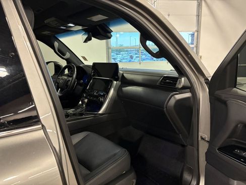 Used 2024 Lexus LX 600 4WD w/ Luxury Package image 41