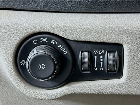 Used 2017 Chrysler Pacifica Limited w/ Advanced Safetytec Group image 17