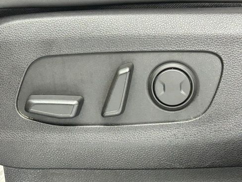 Used 2022 Kia Carnival LX image 30