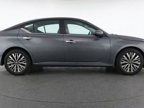 Used 2025 Nissan Altima 2.5 SV FWD image 11