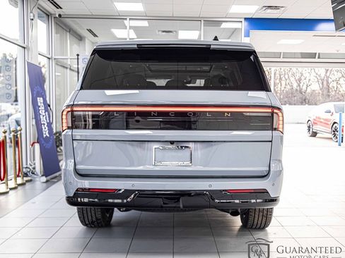 Used 2025 Lincoln Navigator Reserve image 13