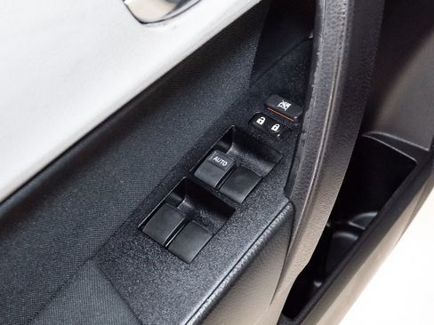 Used 2015 Toyota Corolla LE FWD image 10