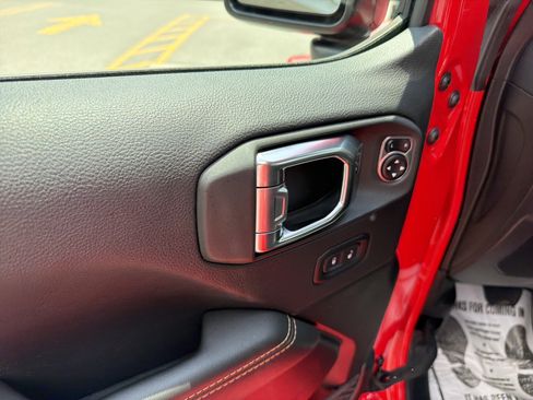 Used 2025 Jeep Wrangler Unlimited Sahara AWD/4WD image 15