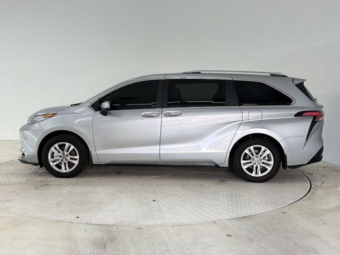 Used 2025 Toyota Sienna Limited image 2
